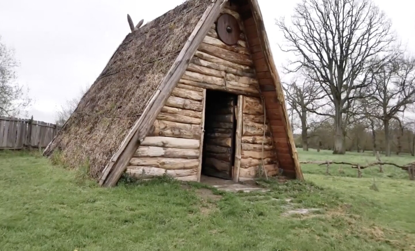 Pleine-Fougères. Un camp viking gardé par des bergers disponible à la location