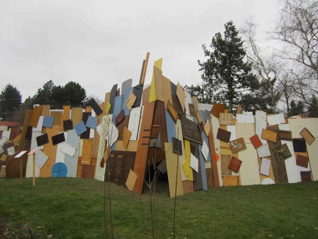 A Chantepie, l’œuvre joyeuse de Simon Augade entre cabane et sculpture