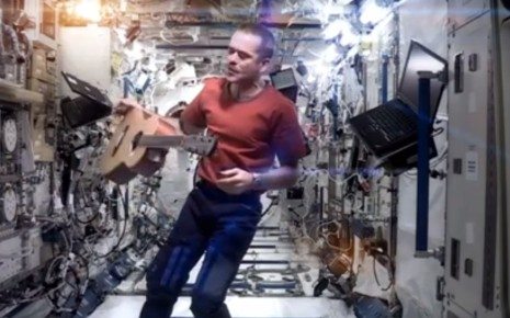 Space Oddity de Bowie en guise d’adieu spatial par un astronaute