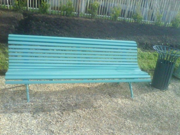 Au parc du Thabor, les bancs bleu turquoise au banc des accusés