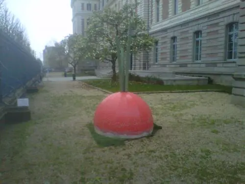 Ar Furlukin au lycée Emile Zola, la sculpture vaut-elle un radis ?