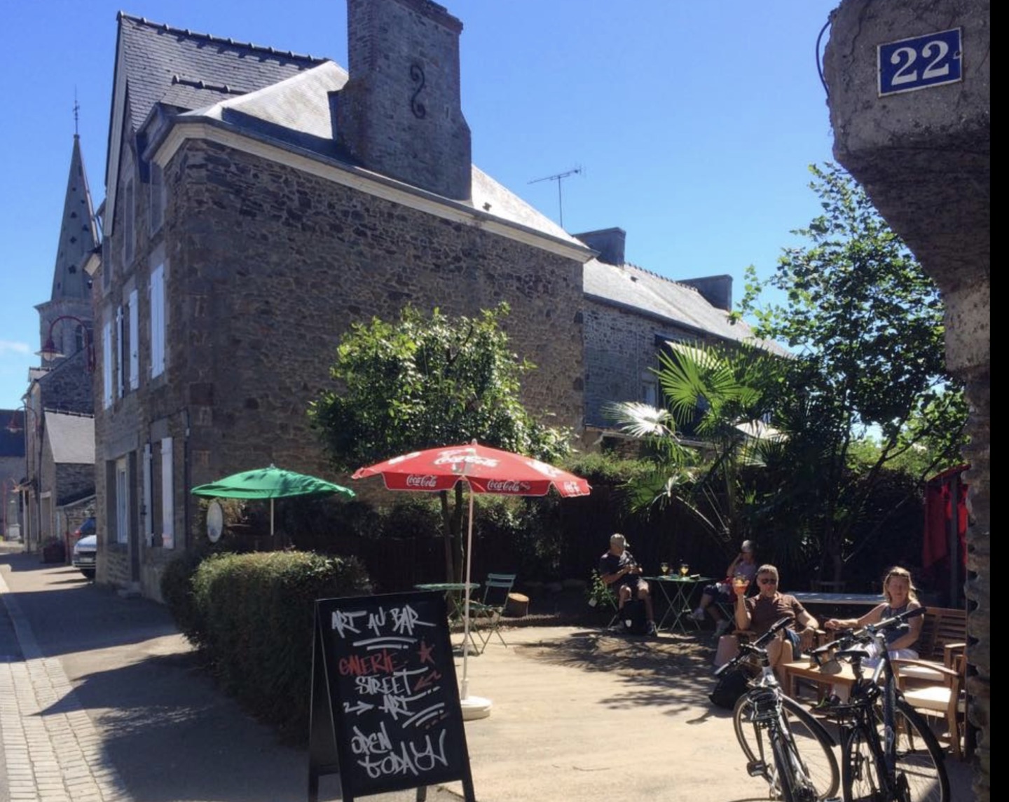 Minihic sur Rance (35). Art au bar, bar galerie côté campagne