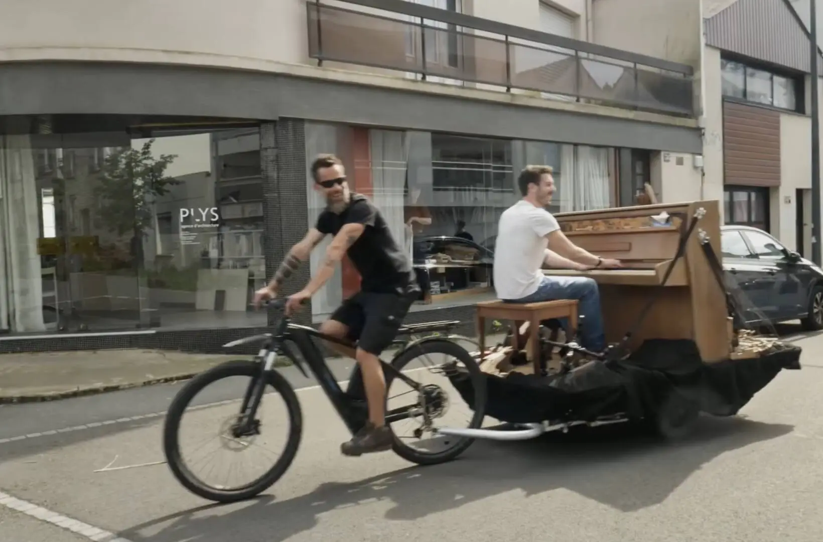 ARTHUR GUILLEMOT. UN CYCLO-PIANISTE ENCHANTE RENNES