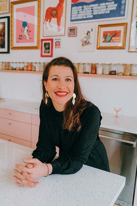 BIJOUX DEMISEL. SABRINA LE MARECHAL MAGNIFIE DES CHUTES DE CUIR