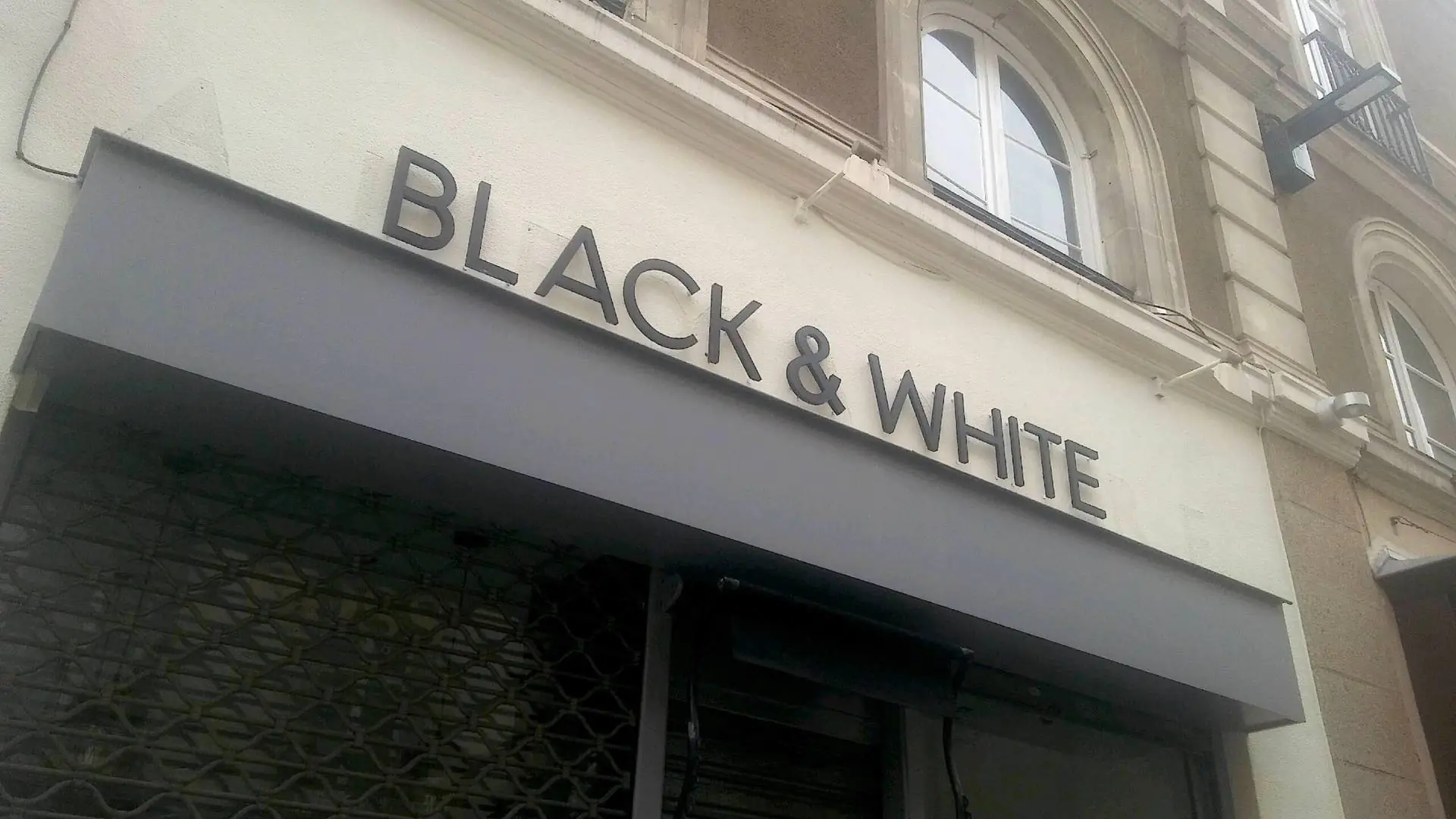 RENNES. LE RESTO HALAL BLACK AND WHITE BURGER OUVRIRA RUE DE NEMOURS