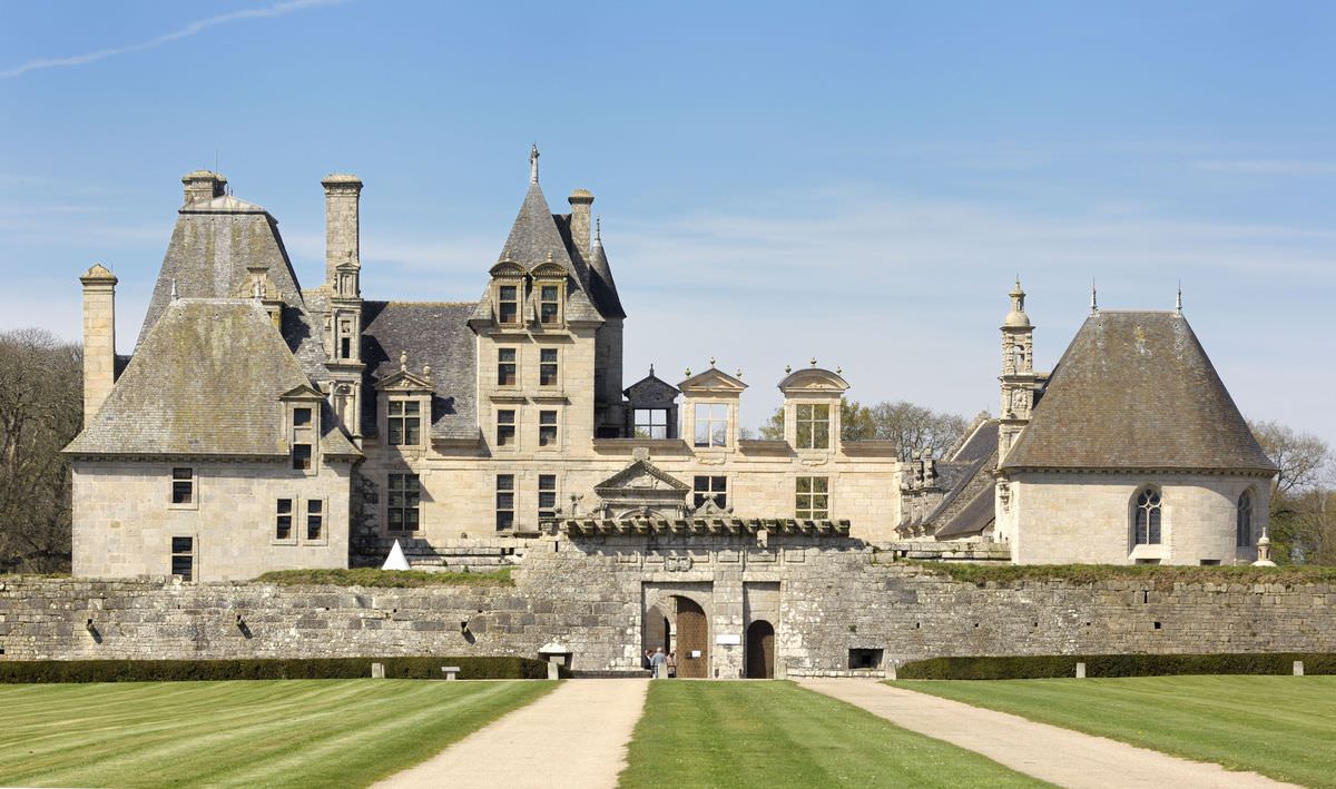 LE CHATEAU DE KERJEAN. LE MONDE AU XVE SIÈCLE