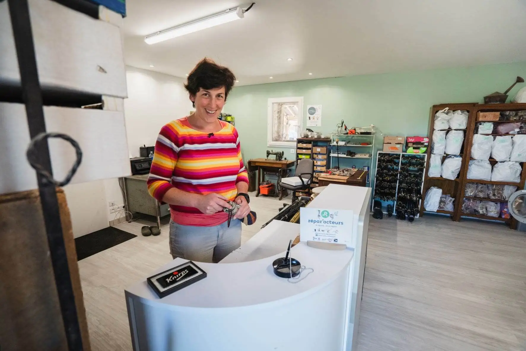 Près de Rennes. Claire Nizan est réparatrice de parapluies