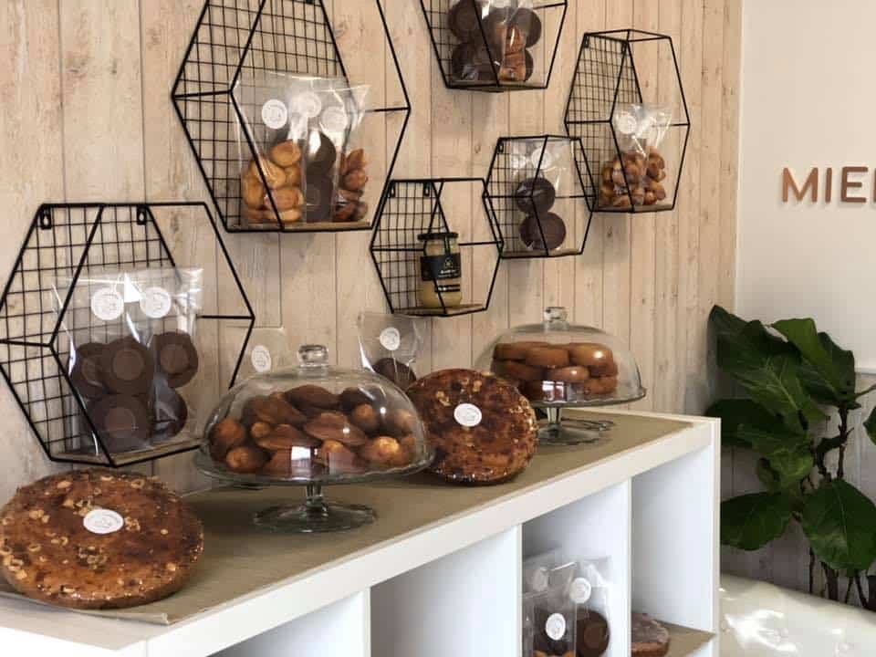 LA PÂTISSERIE MIEL ET CARAMEL RÉJOUIT AU-DELÀ DE LA FRESNAIS (35)