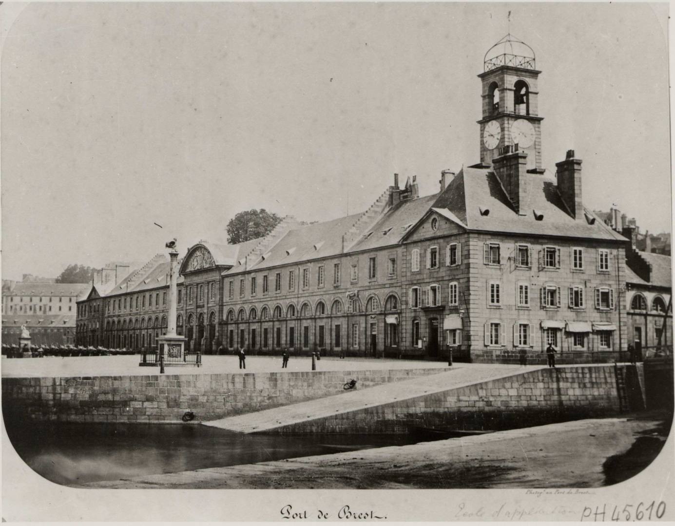 BREST LA CONSULAIRE, HISTOIRE, HÉRITAGE ET CONTROVERSE