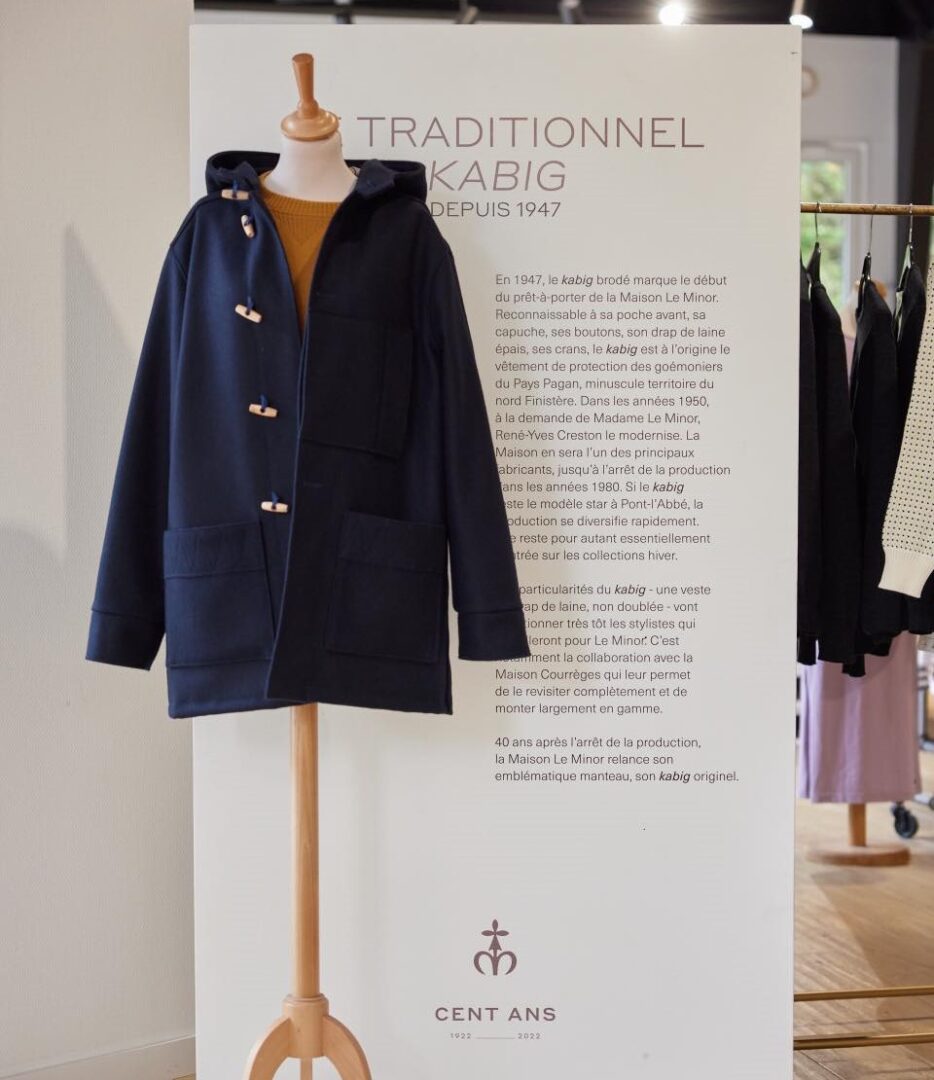 l'équipe réunie autour de Christelle prépare les colis de Noël 2022 et les emballe avec une initiative éco-responsable imaginée par Irène vendeuse à Guidel.
