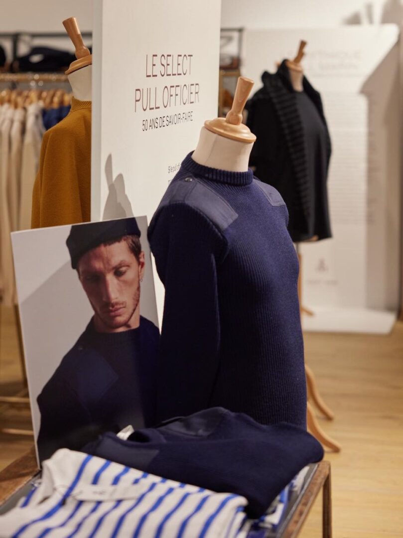 l'équipe réunie autour de Christelle prépare les colis de Noël 2022 et les emballe avec une initiative éco-responsable imaginée par Irène vendeuse à Guidel.
