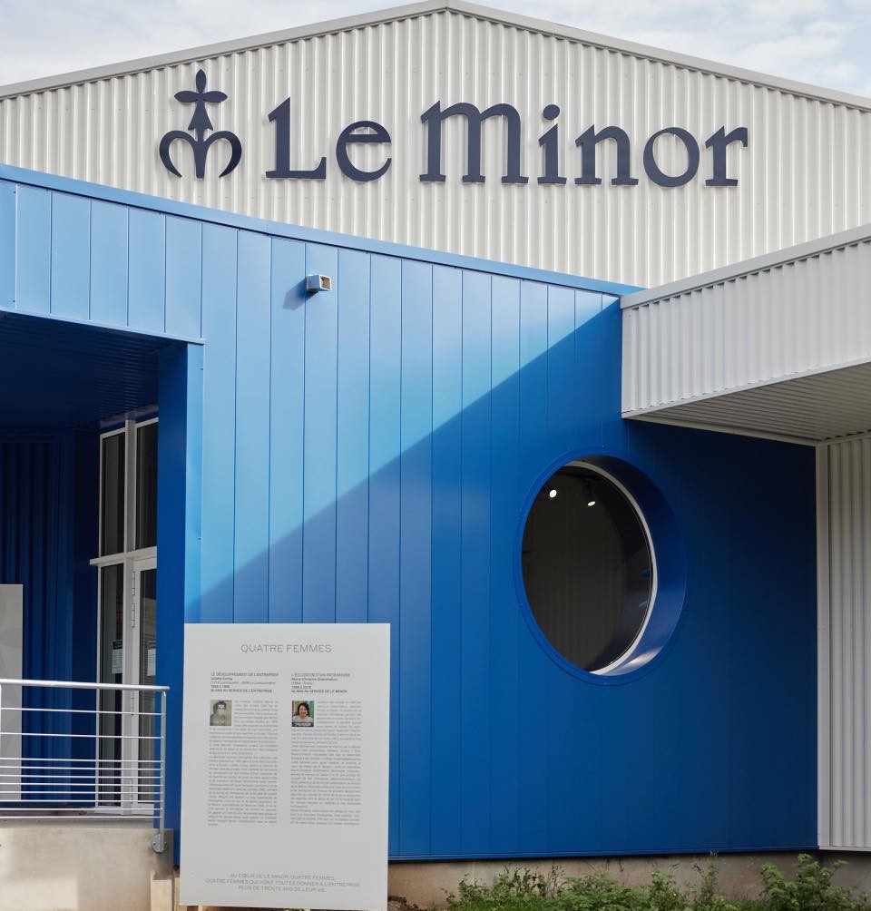 l'équipe réunie autour de Christelle prépare les colis de Noël 2022 et les emballe avec une initiative éco-responsable imaginée par Irène vendeuse à Guidel.
