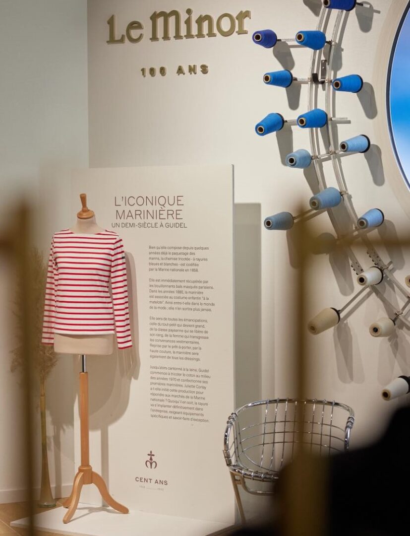 l'équipe réunie autour de Christelle prépare les colis de Noël 2022 et les emballe avec une initiative éco-responsable imaginée par Irène vendeuse à Guidel.
