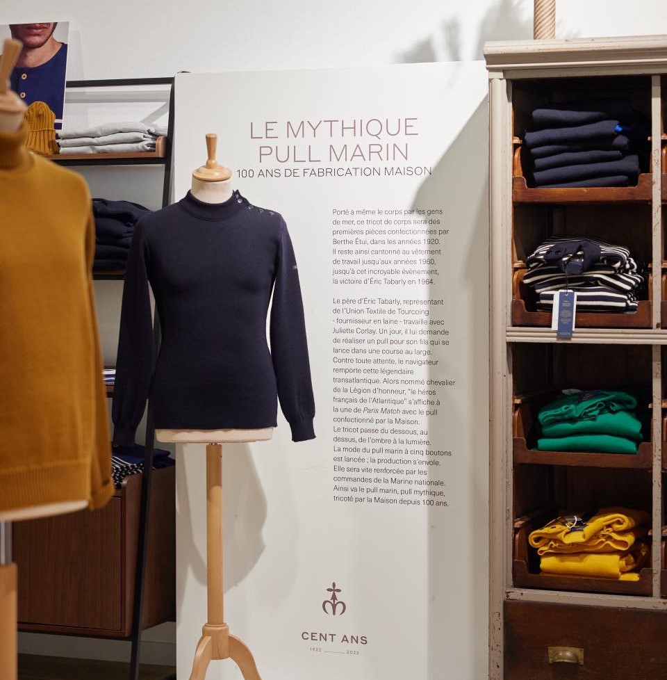 l'équipe réunie autour de Christelle prépare les colis de Noël 2022 et les emballe avec une initiative éco-responsable imaginée par Irène vendeuse à Guidel.
