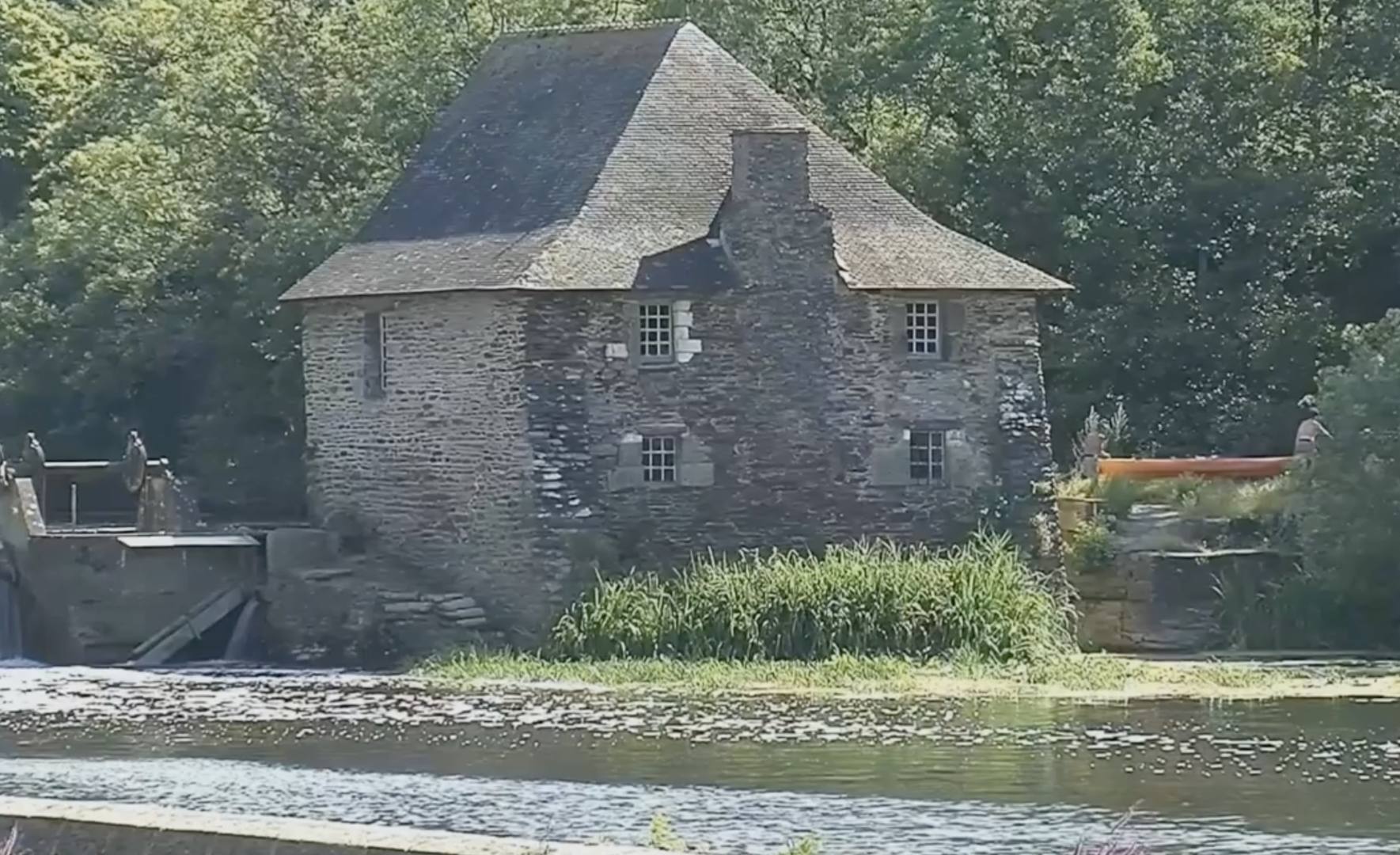 BRUZ PRÈS DE RENNES. LE MOULIN DU BOËL RESTAURÉ