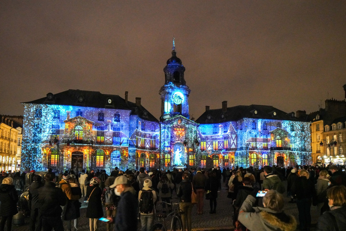 Christmas juke-box illumine la façade de l’hôtel de ville de Rennes