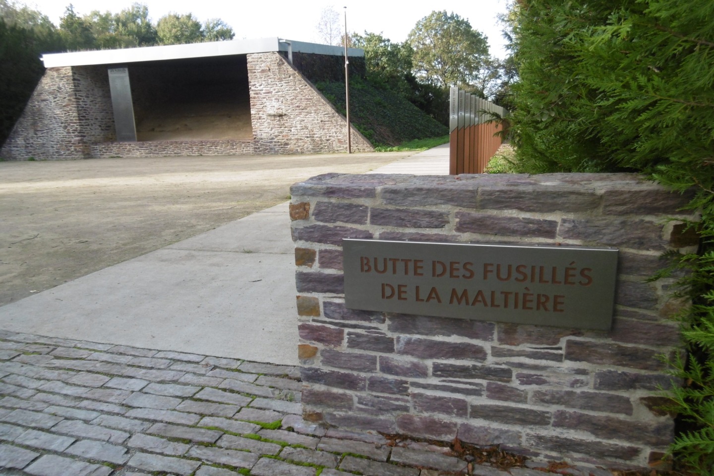 Saint-Jacques-de-la-Lande butte de la Maltière. Hommage aux fusillés du 30 décembre 1942