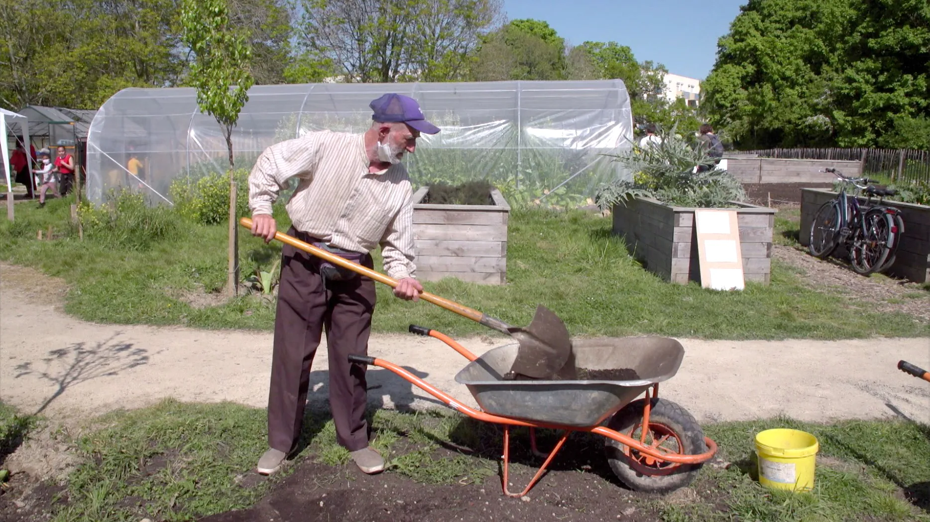 AGRICULTURE À RENNES EN DOCUMENTAIRE, LA CAROTTE ET LE BÉTON