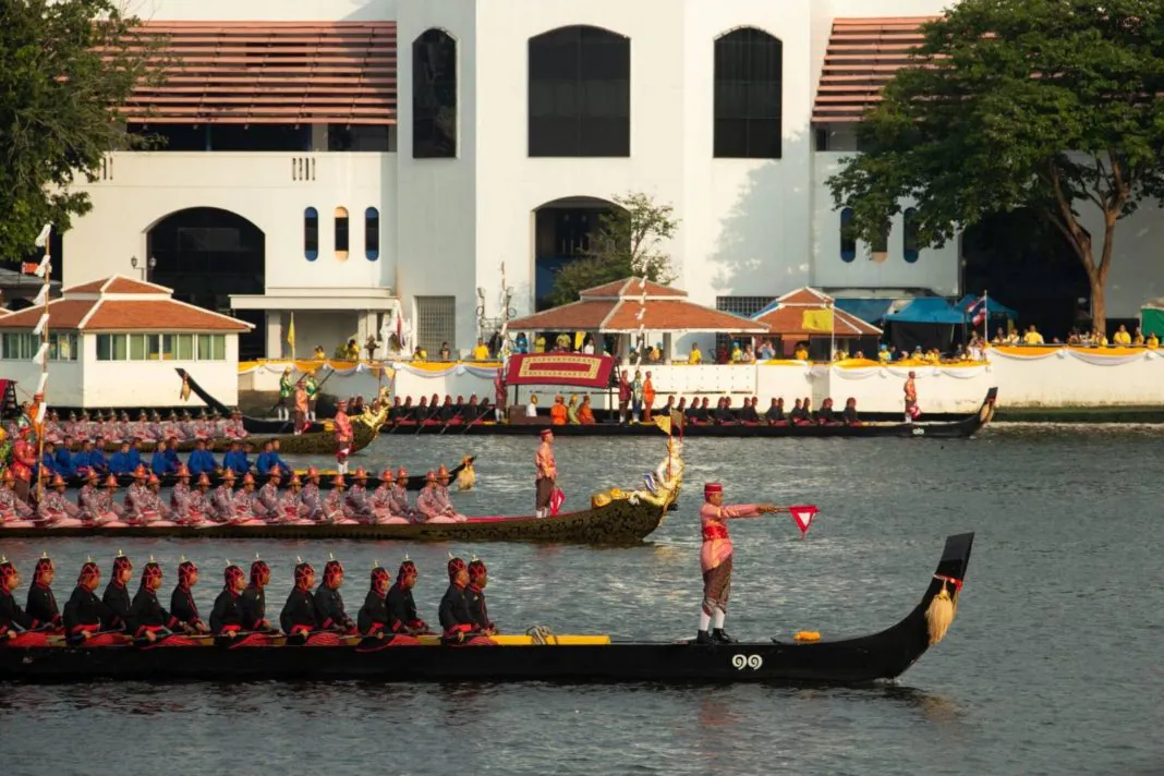 THAILANDE. LE ROI RAMA X DU PALAIS AU TEMPLE EN BARGES ROYALES