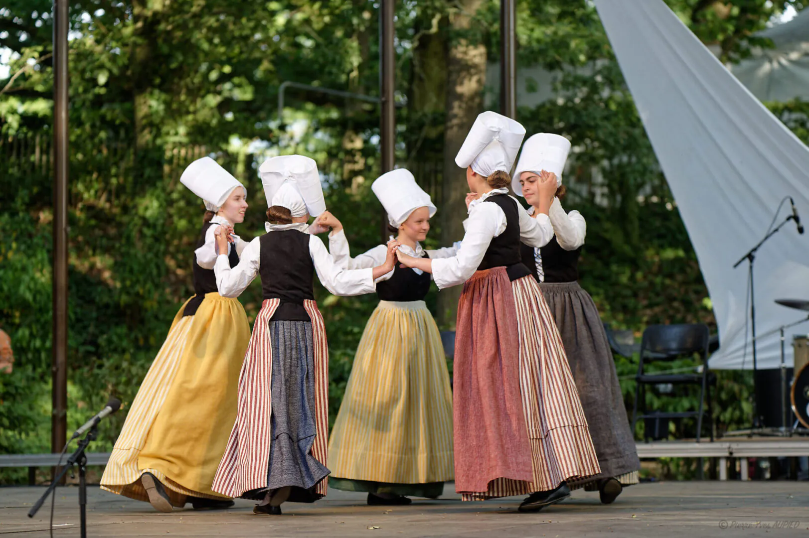 Les enfants du Cercle Celtique d’Outre-Ille de Saint Grégoire aux Mercredis du Thabor le 12 juillet 2023