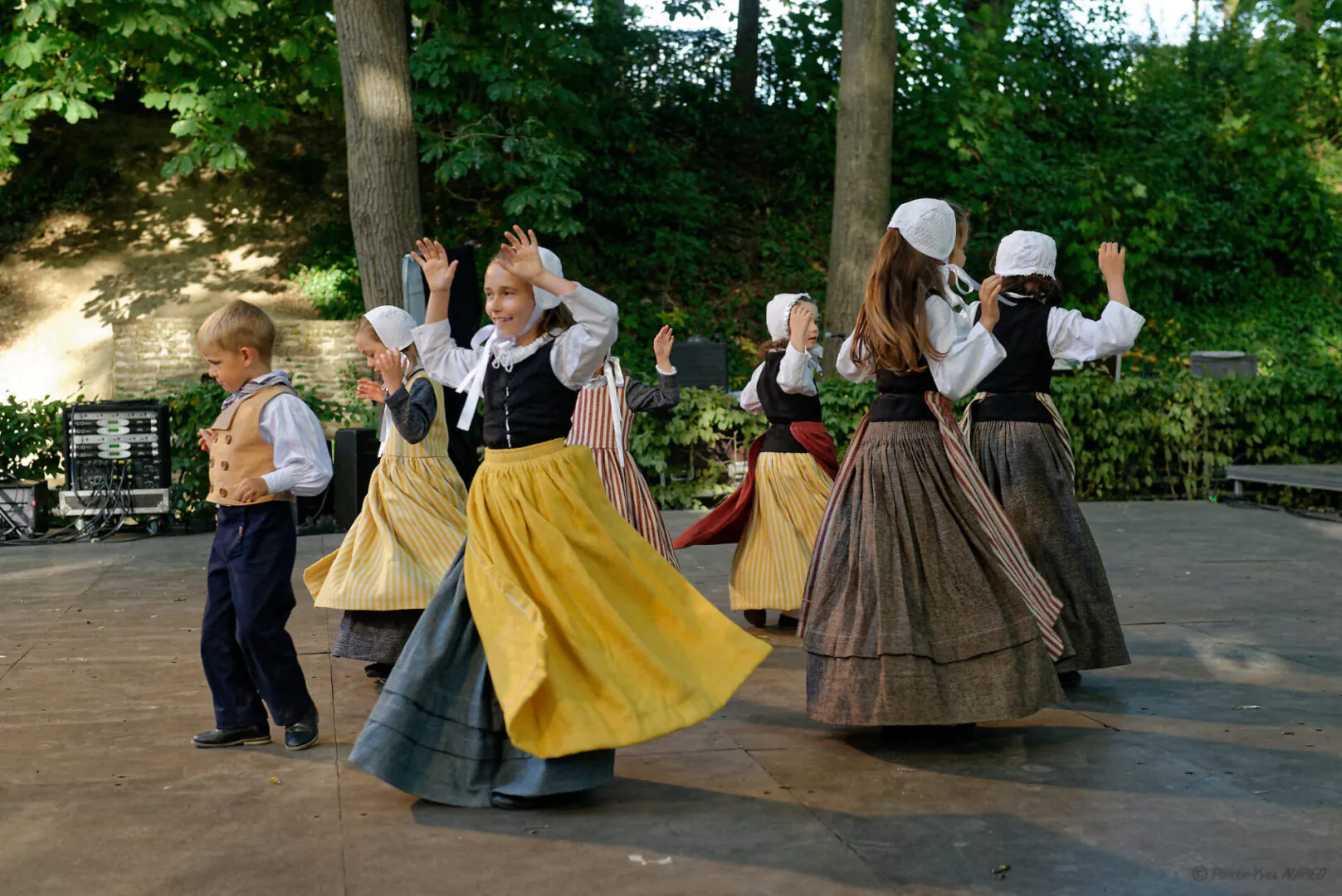 Les enfants du Cercle Celtique d’Outre-Ille de Saint Grégoire aux Mercredis du Thabor le 12 juillet 2023