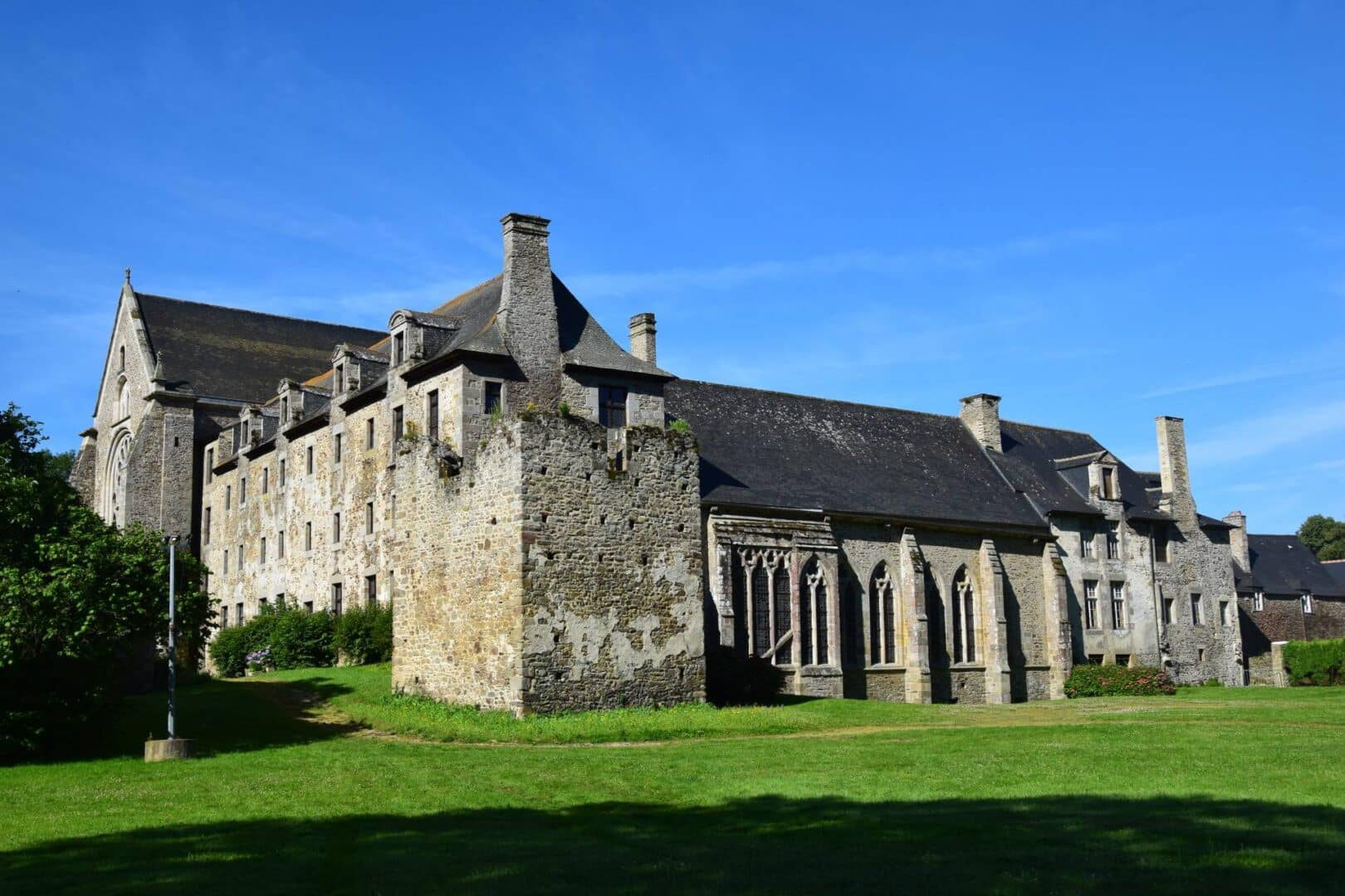 DINAN. EXPOSITIONS D’ÉTÉ À L’ABBAYE DE LÉHON