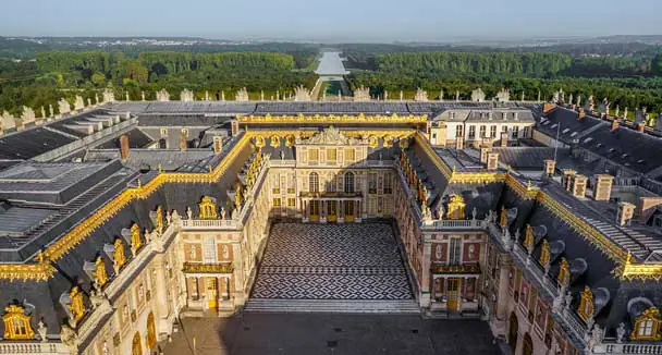 VERSAILLES  À L’ORIGINE, LE PALAIS RETROUVÉ DU ROI-SOLEIL