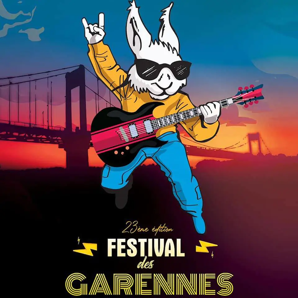 
A chaque édition, le Festival des Garennes est gratuit et orienté tout public et tout âge. Les membres de l’OMCSL (Office de Musique, Culture, Sports et Loisirs), qui est l’association organisatrice du festival présidée par Claude Bernard depuis 2021, font appel à des groupes de musiciens de qualité. Grâce à ses  bénévoles enflammés et survoltés derrière leurs stands, le public pourra se rafraîchir et se restaurer. Il trouvera sur place trois bars répartis sur le site du festival dont un spécialisé en bière bretonne, des grillades, des frites et des crêpes.
Le site est naturel et le Festival des Garennes est depuis toujours engagé dans une démarche environnementale. Des moyens sont donc déployés pour éviter la production de déchets inutiles et gérer la collecte, le tri et le recyclage. Cette volonté doit autant aux convictions du festival qu'à son lieu d'accueil.


Programme de la petite scène : à partir de 18h

@massalouca, enivre le public avec sa bonne humeur et ses ondes endiablées. Il  lancera les hostilités de cette édition 2023, en déambulant au rythme des percussions afro-brésiliennes, au départ du port pour rejoindre le jardin des garennes !


Mélissa Laveaux est aussi talentueuse que aventureuse, et sa voix est aussi lumineuse que envoûtante. C’est une auteure, compositrice, guitariste et chanteuse, originaire d’Haïti. Elle explore un vibrant champ musical en expansion continue, du folk à la pop en passant par l’électro et la musique haïtienne. Mélissa est accompagnée de ses musiciens. Ensemble, ils viendront illuminer la grande scène des garennes pour le plus grand plaisir des spectateurs


End 2 End  ne sont que deux, mais pourtant, ils vont retourner les jardins des garennes avec une telle énergie, assaisonnée avec du bon gros rock and roll, avec une basse et une batterie puissante, comme tout le monde aime !

Programme de la grande scène :
Kengaï Orchestra vient de Rennes : l’équipe puise son inspiration dans la black music. Elle se  nourrit essentiellement de grooves-afro-caribo-américains. La musique du Kengaï Orchestra se chante en trois langues et explore l’actuelle jungle sonore des paysages urbains Elle croise les esthétiques au profit d’une musique populaire, dansante et transgénérationnelle. Le groupe promet un maximum d’énergie sur la scène des Garennes


Radio Bysance est un trio qui s’inspire de l’énergie des sounds systems et invente un dub electropical et multiculturel. La musique du groupe a des saveurs de cumbia, de musique de l’Est, et d’autres sonorités qui rappellent aussi bien le trip-hop que la techno, ou le jazz des années 60. Radio Bysance emmènera le public vers un merveilleux voyage musical 


Pfel & Greem se lancent dans une nouvelle aventure électronique ; un melting-pot explosif où s’entrechoquent électro, hip-hop et bass music. On dit de ce duo qu'il dompte les machines comme les corps. Les visiteurs vont devoir s’accrocher, car ça va secouer !



Infos pratiques

Festival des Garennes, Les Jardins des Garennes à La Roche-Bernard (56)

Samedi 5 août 2023, à partir de 18h


festival-des-garennes-la-roche-bernard
