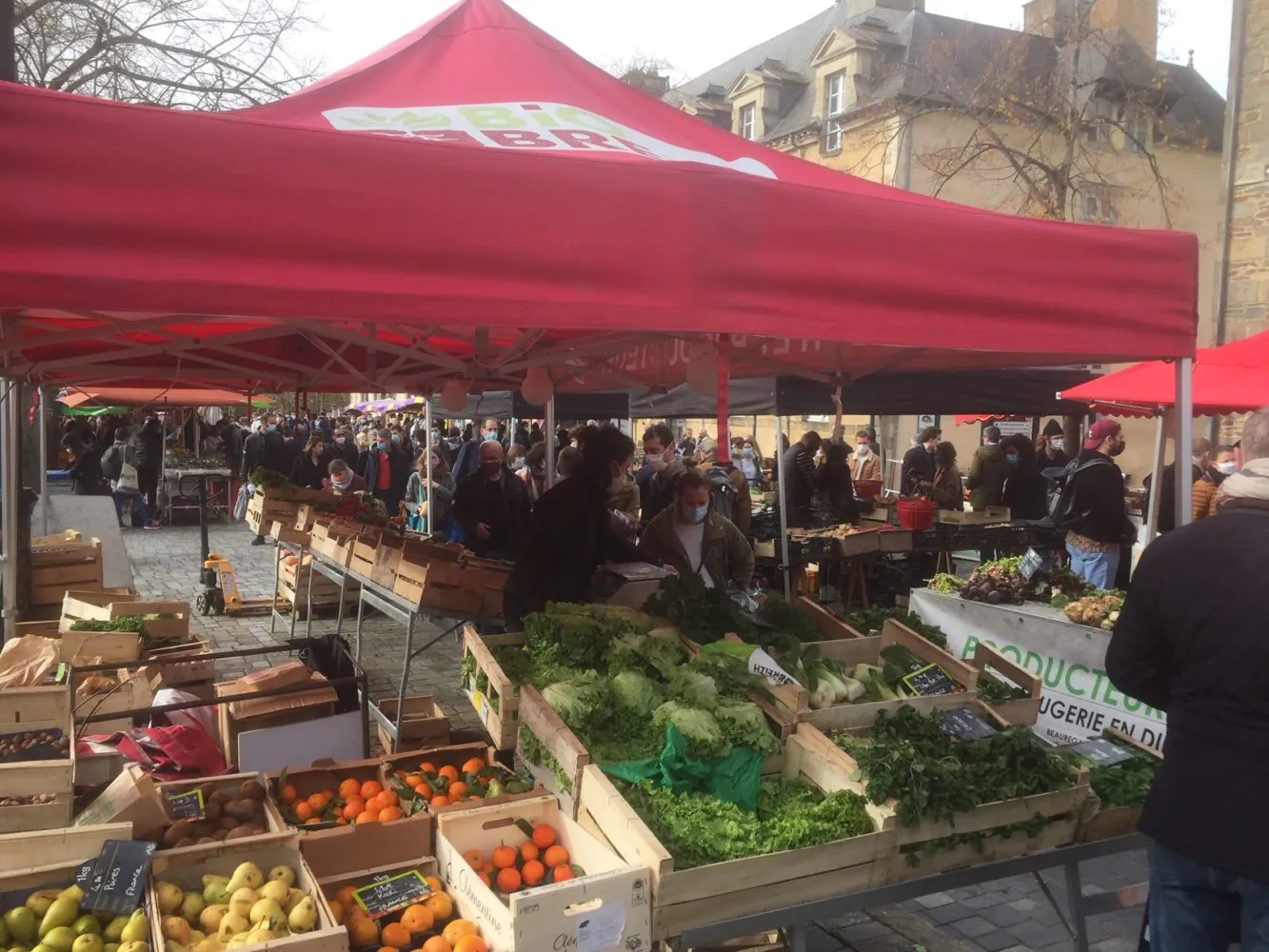 MARCHÉS À RENNES. FILTRAGE, CONTRÔLE ET DISTANCIATION SYSTÉMATIQUES