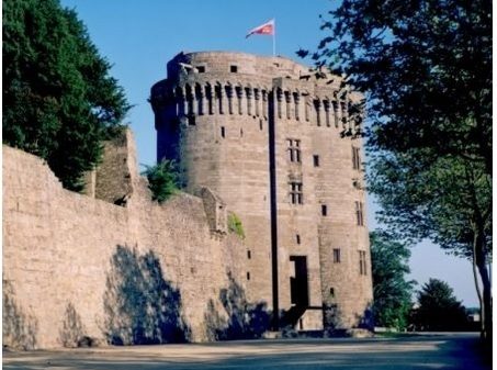 DINAN. ART CONTEMPORAIN, ANIMATIONS DE RUE ET CONCOURS DE PEINTURE