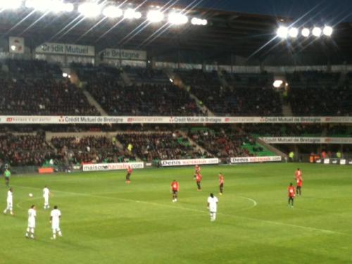 En rouge et noire, la tribune du stade de football fait le buzz