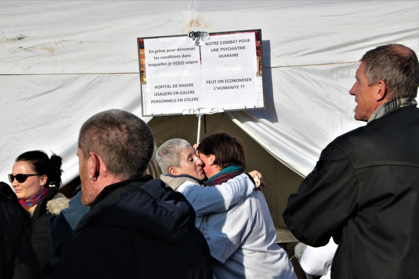 RENNES, À RÉGNIER, L’ISOLEMENT PSYCHIATRIQUE TISSE SA TOILE