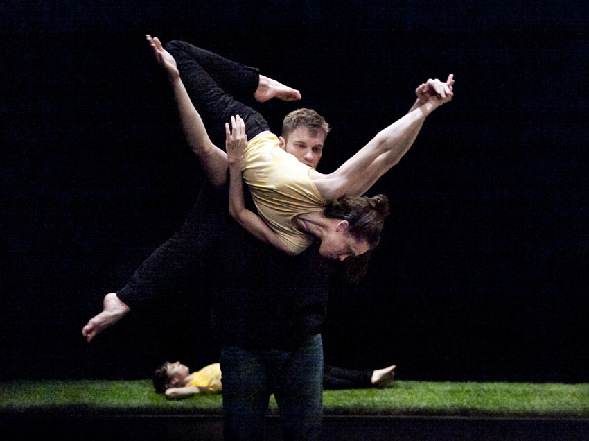 PERRINE VALLI DIFFUSE SON DÉSIR DANSÉ AU TRIANGLE DE RENNES