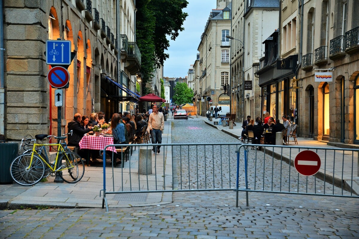 RENNES. PROLONGATION DES TERRASSES SUR LA VOIE PUBLIQUE