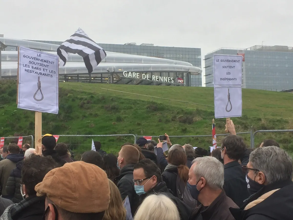 RENNES. ON VA TOUS TRINQUER RASSEMBLE 500 PATRONS ET SALARIÉS PLACE DE LA GARE