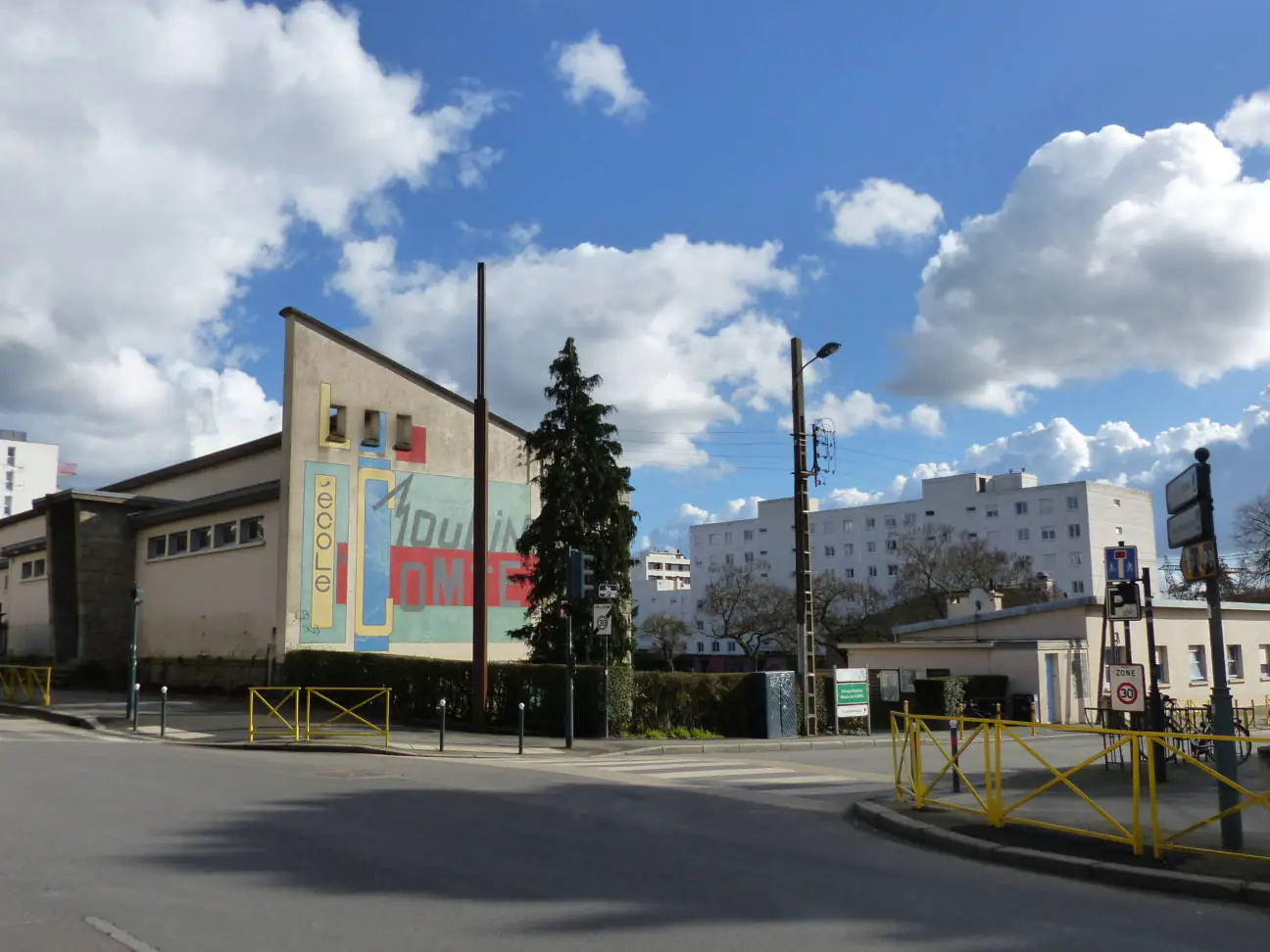 RENNES ÉCOLE MOULIN DU COMTE, VITRINE EN COURS DES JEUNES ARTISTES