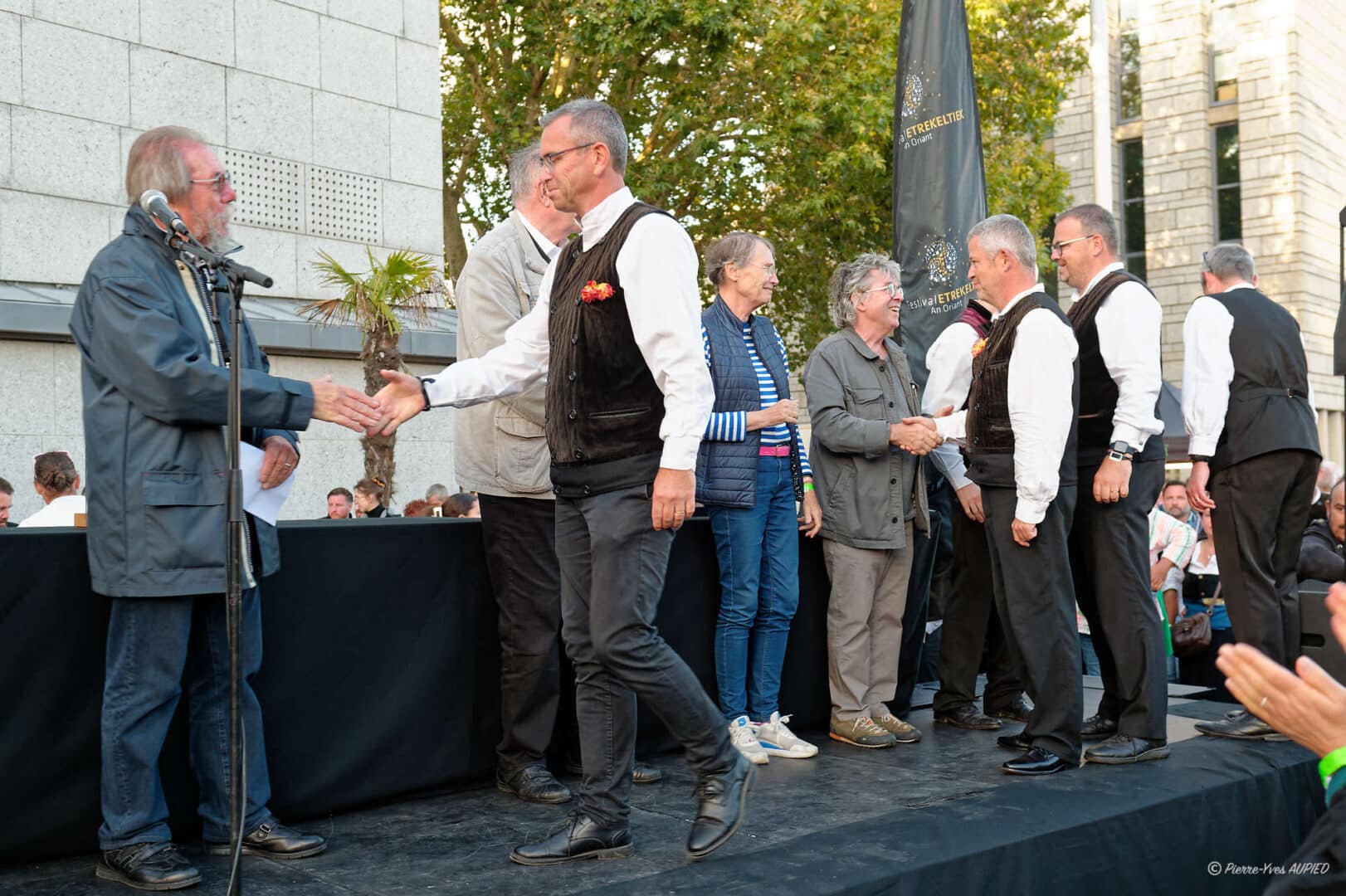 Remise du prix du vainqueur au Bagad Cap Caval champion de Bretagne 2023