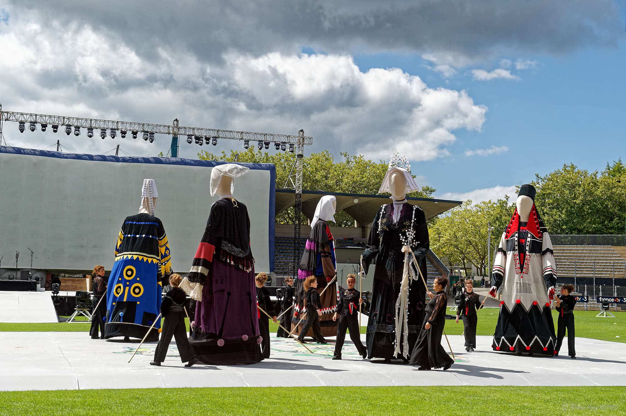 Les jeunes de la confédération Kenleur, accompagnés de leurs géantes