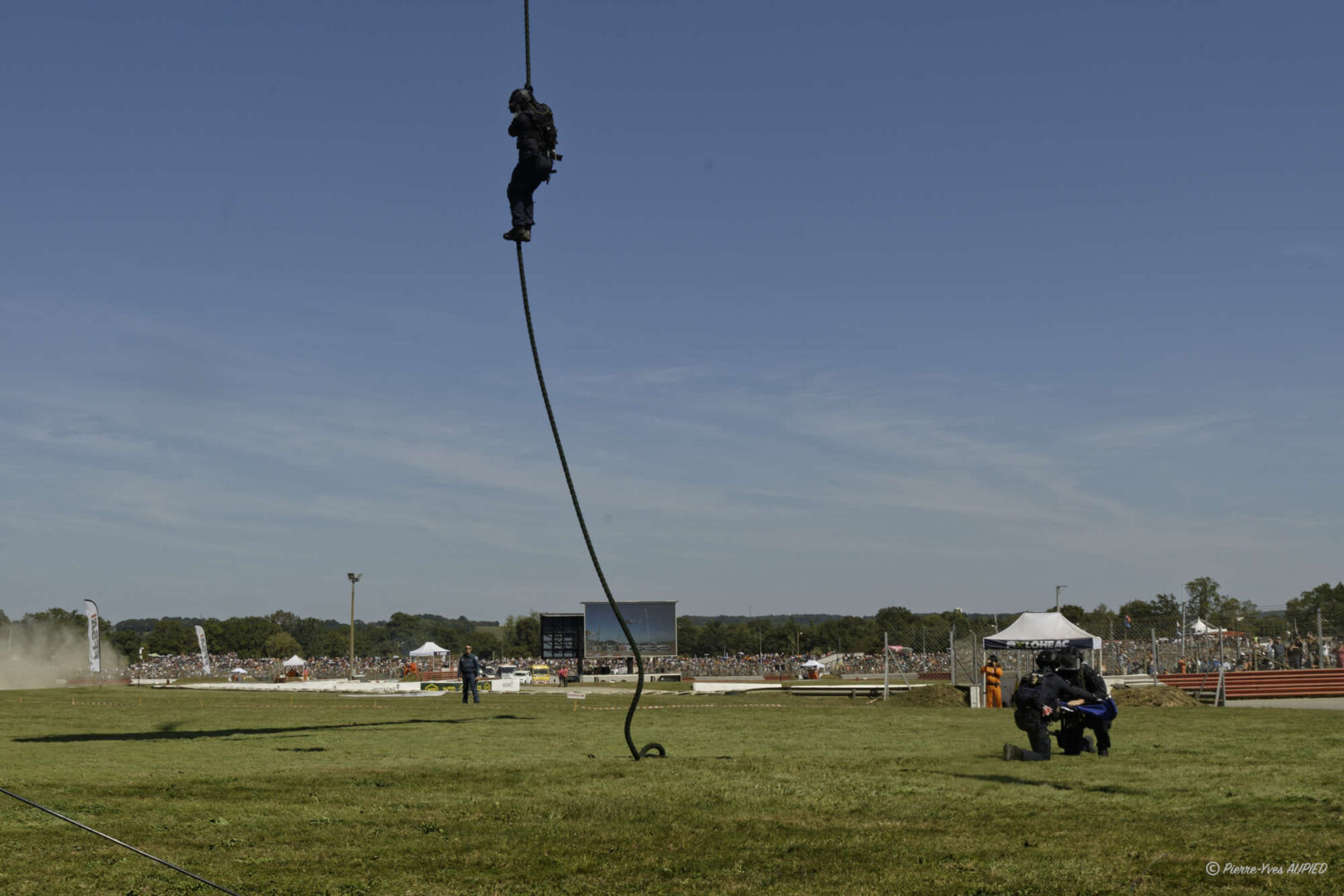 Drapeau tricolore par le GIGN au rallycross de Lohéac 2023