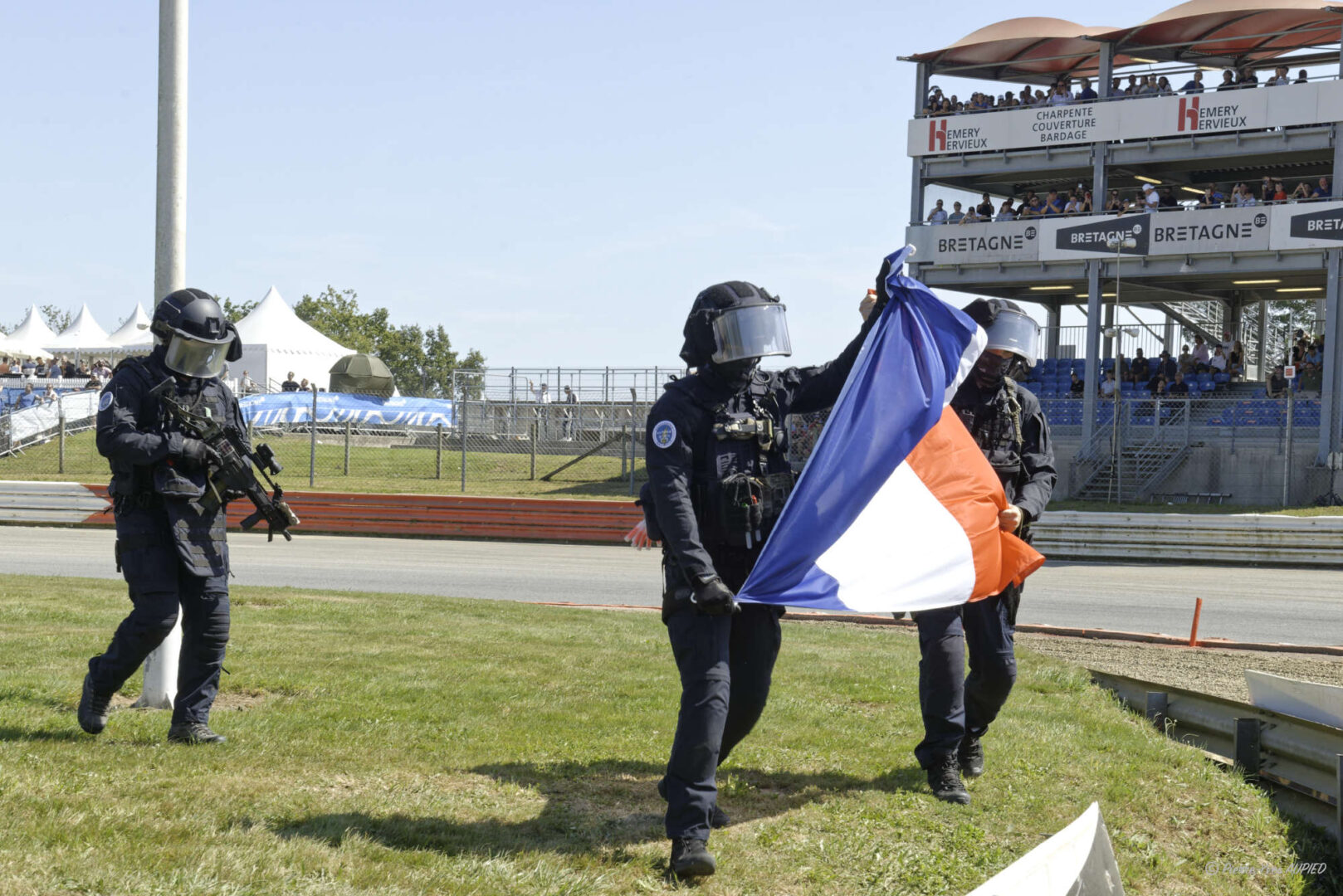 Drapeau tricolore par le GIGN au rallycross de Lohéac 2023