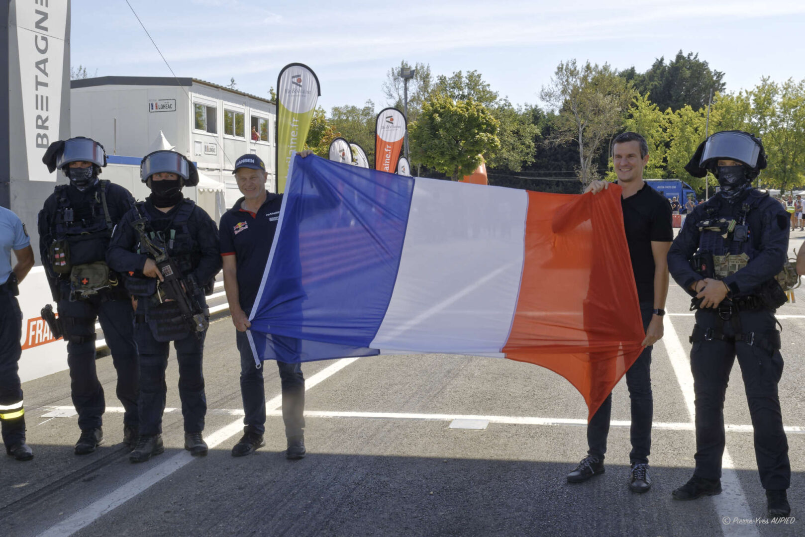 Drapeau tricolore par le GIGN au rallycross de Lohéac 2023