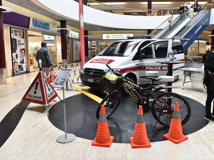 Stand d'information de la police municipale Centre commercial La Praille Carouge