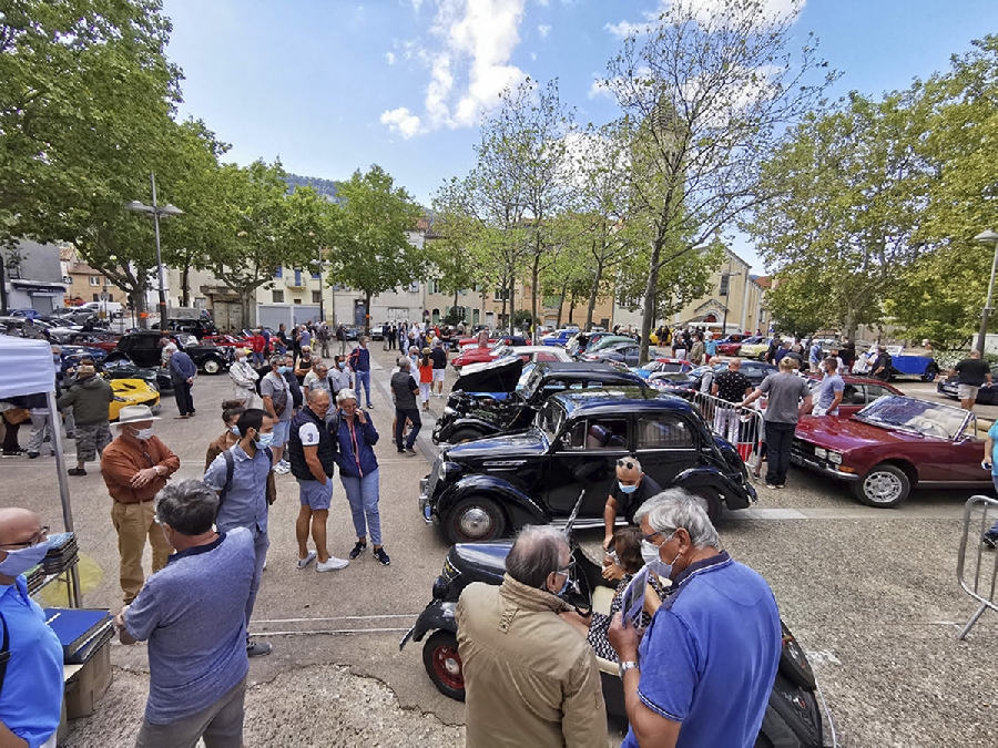 Rassemblement de voitures anciennes ( SAVA)