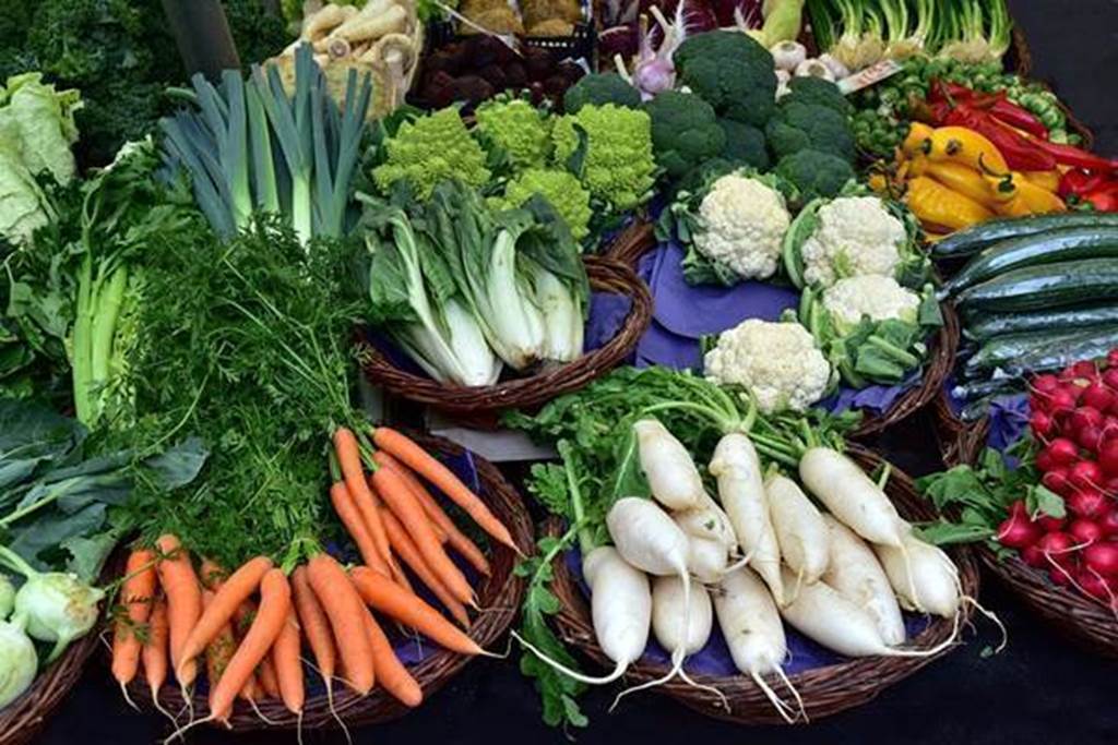 Marché des Producteurs de Pays sur la place de l'Hôtel de Ville de Mézières