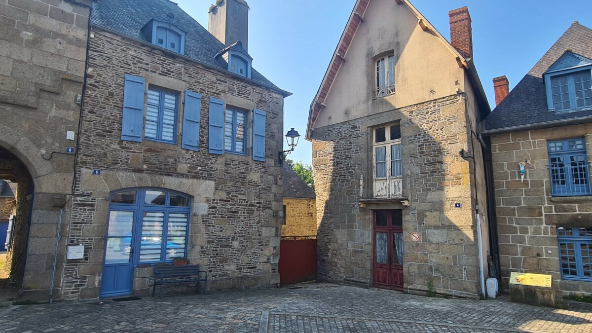 cour des savoirs-faires bazouges-la-pérouges