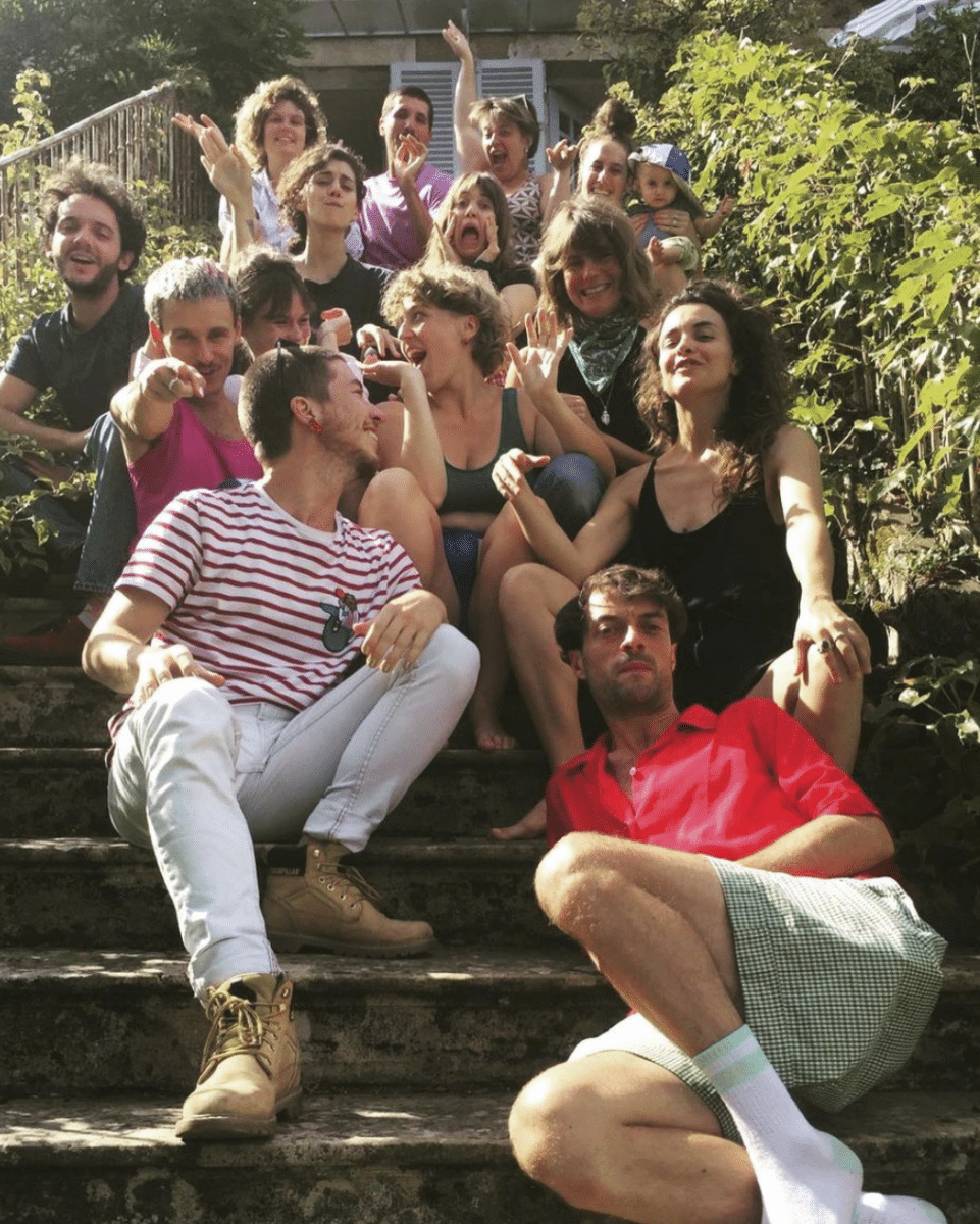 
grosse plateforme ville en feu