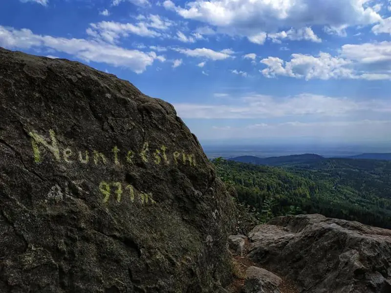 Le rocher du Neuntelstein par le chemin des bornes Le Hohwald Grand Est