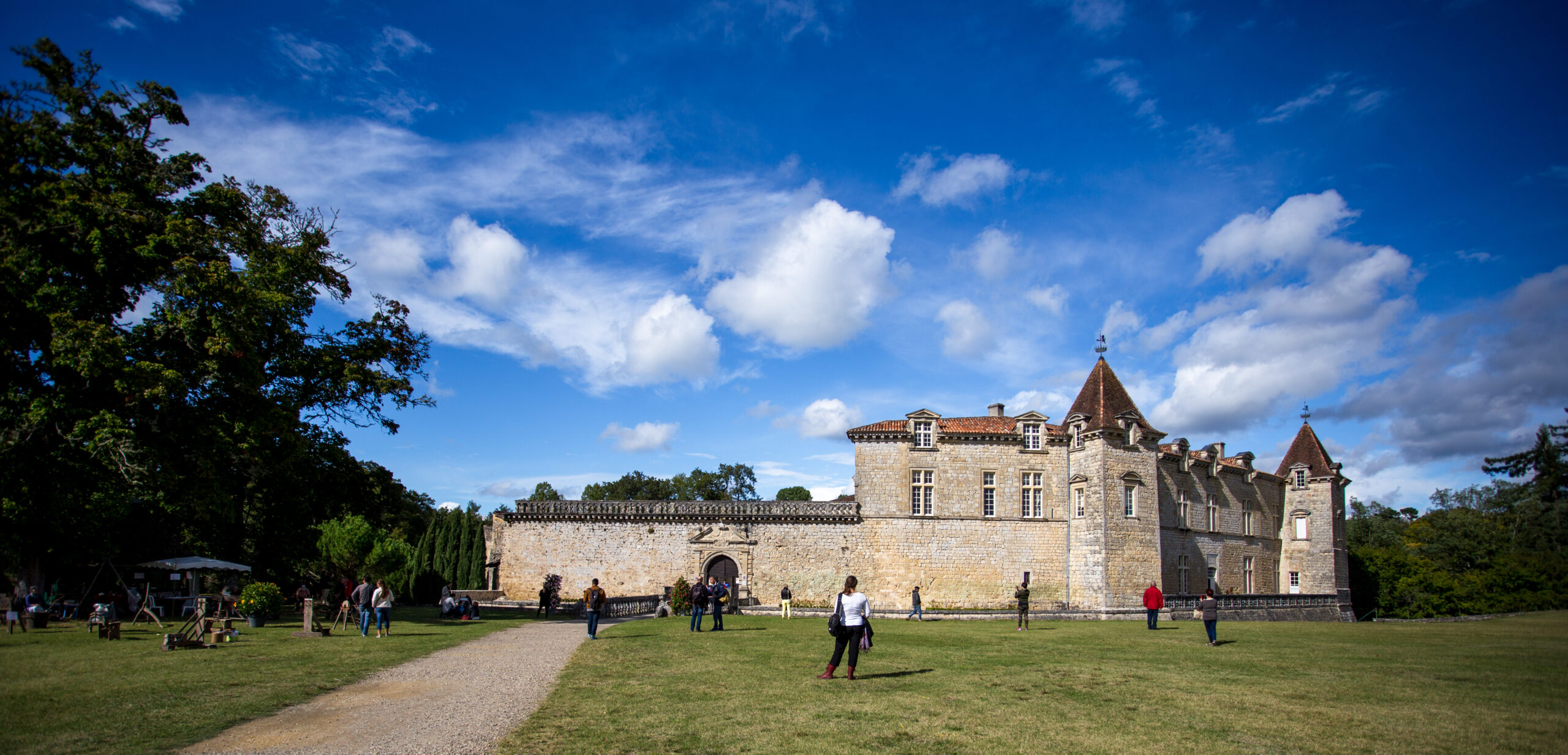 Iconiques à vélo: le château de Cazeneuve Bazas Nouvelle-Aquitaine