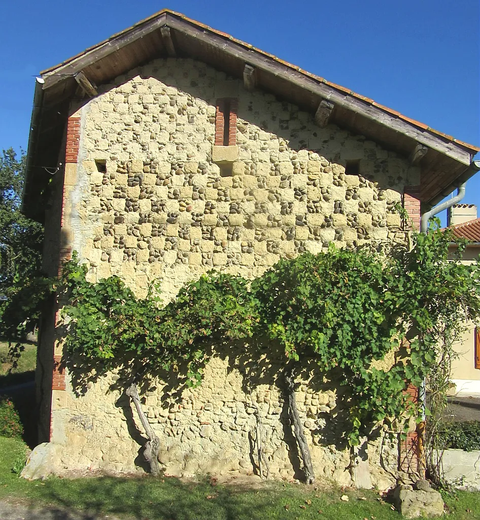 LES MURS EN DAMIER Villecomtal-sur-Arros Occitanie