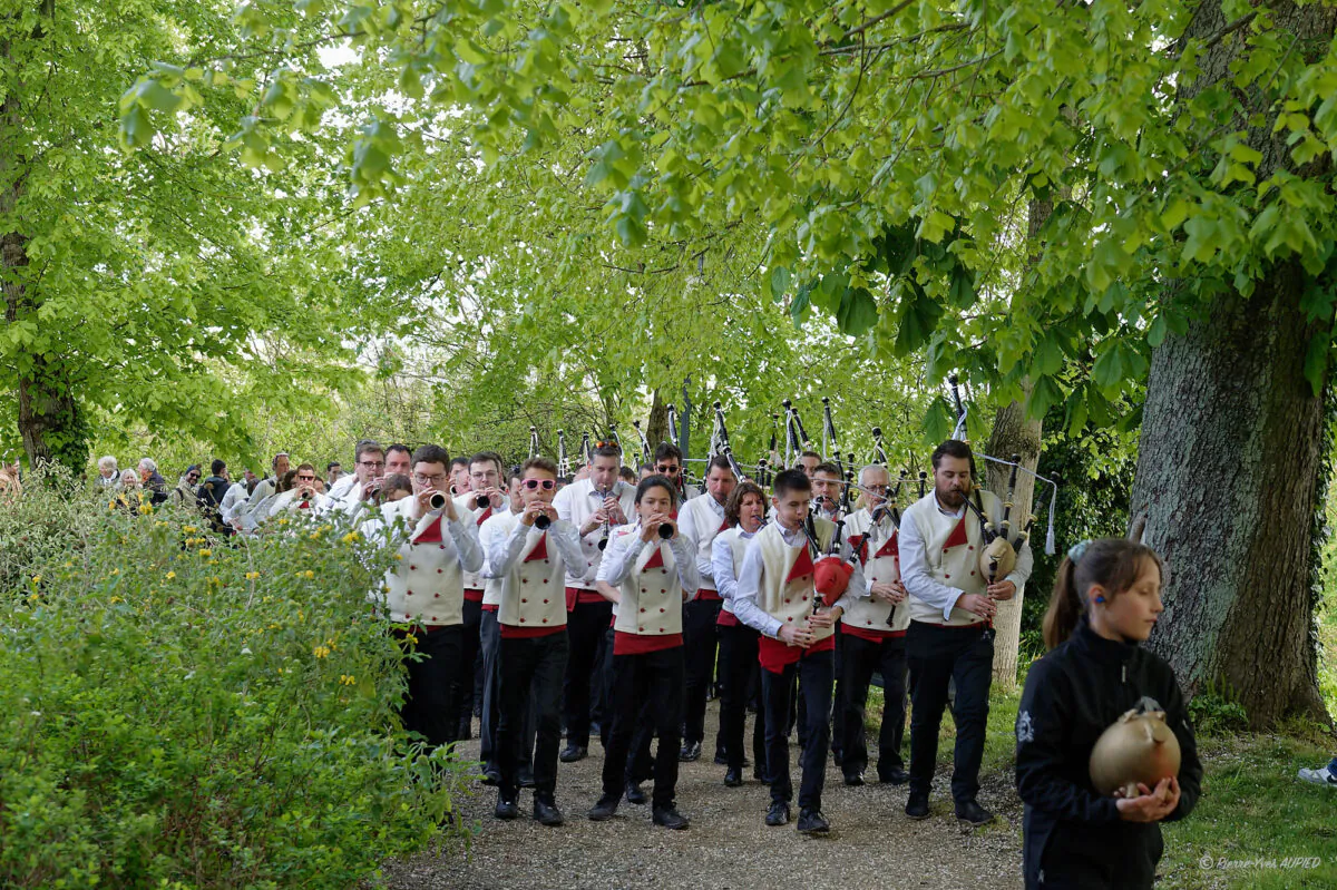 Le Bagadig Saozon-Sevigneg (Cesson) à Dol de Bretagne le 28 Avril 2024 lors de la parade